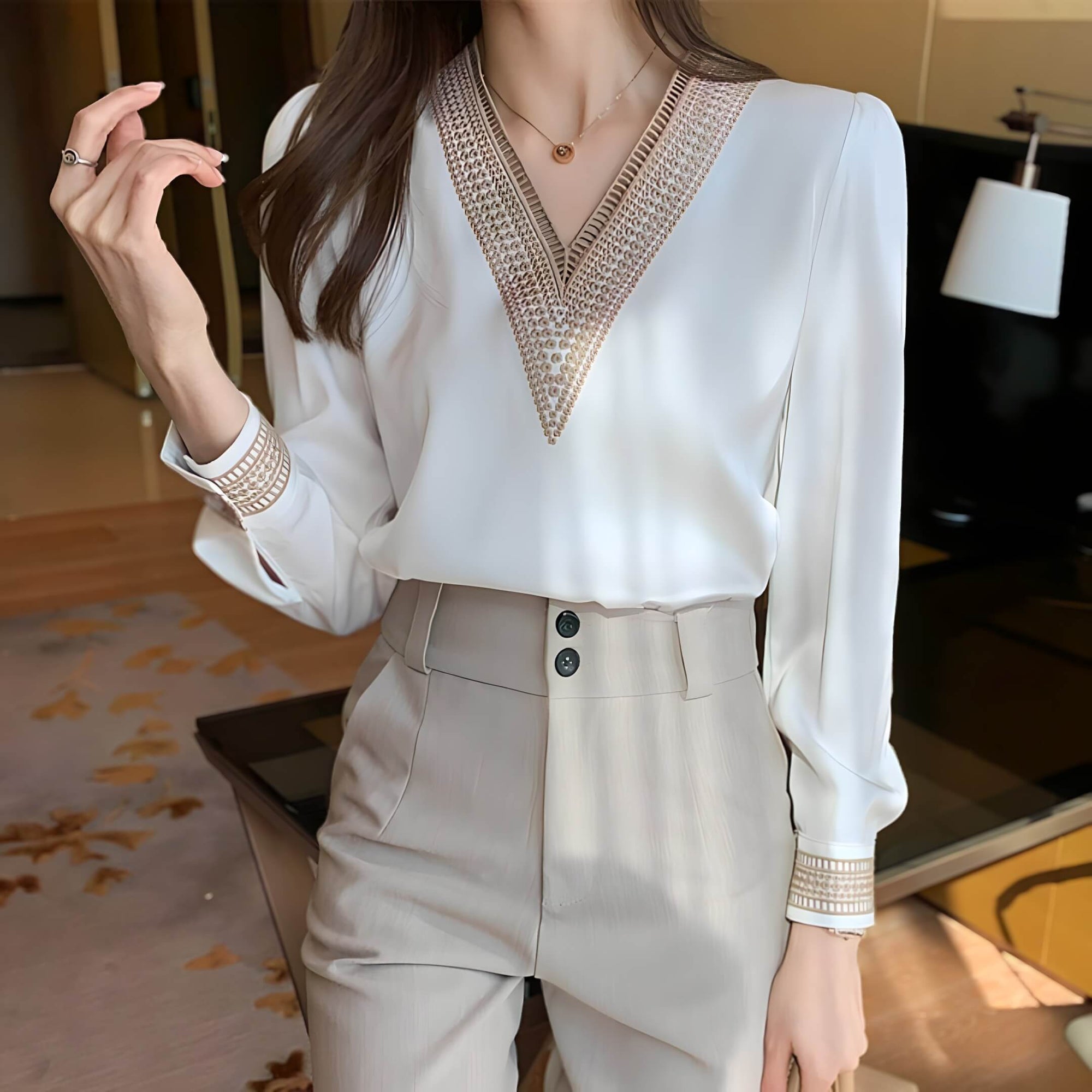 Blusa Decote V com Bordado Branco 3