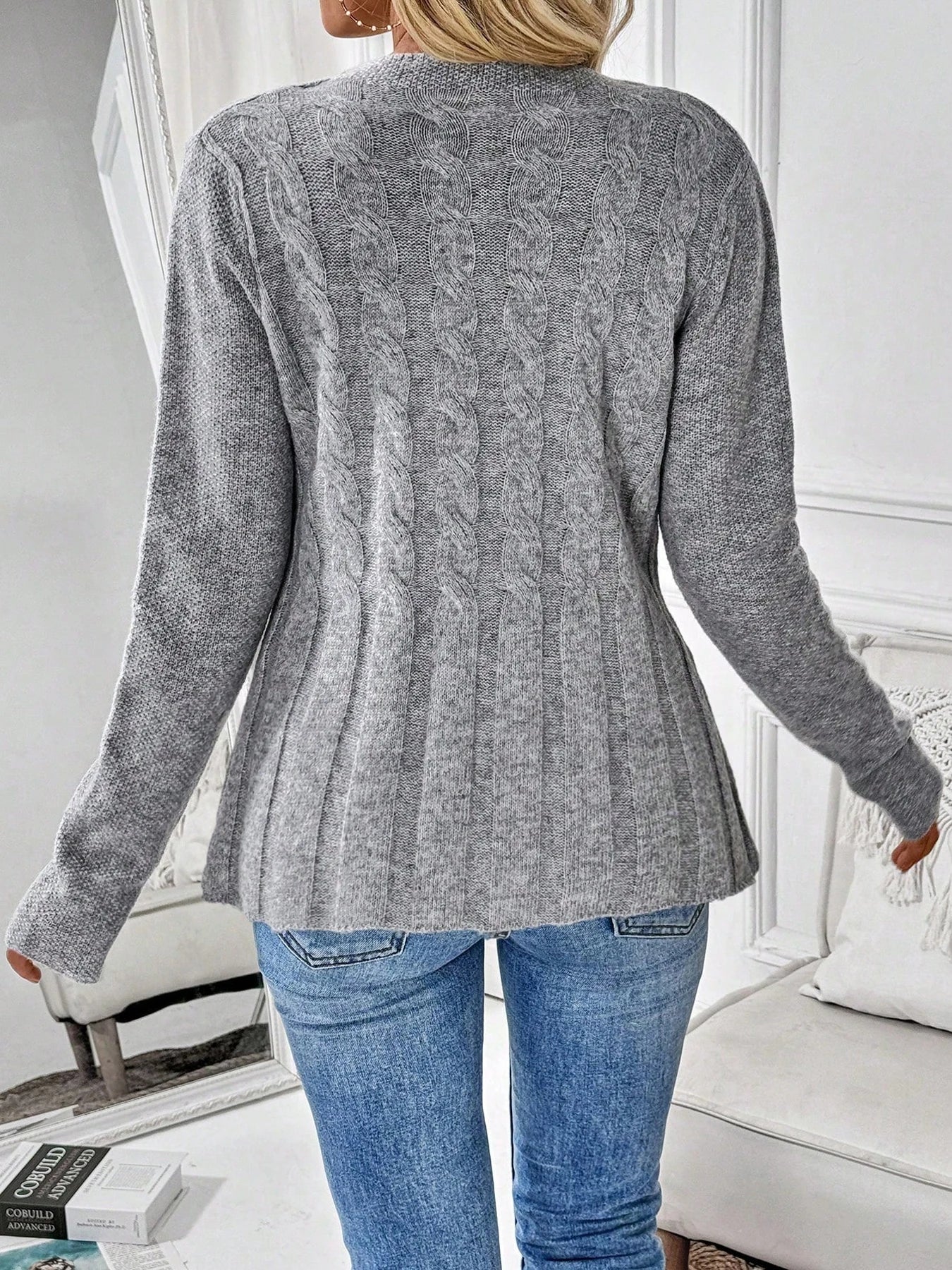Cardigan de Lã Acinturado com Tranças e Botões Cinza 02