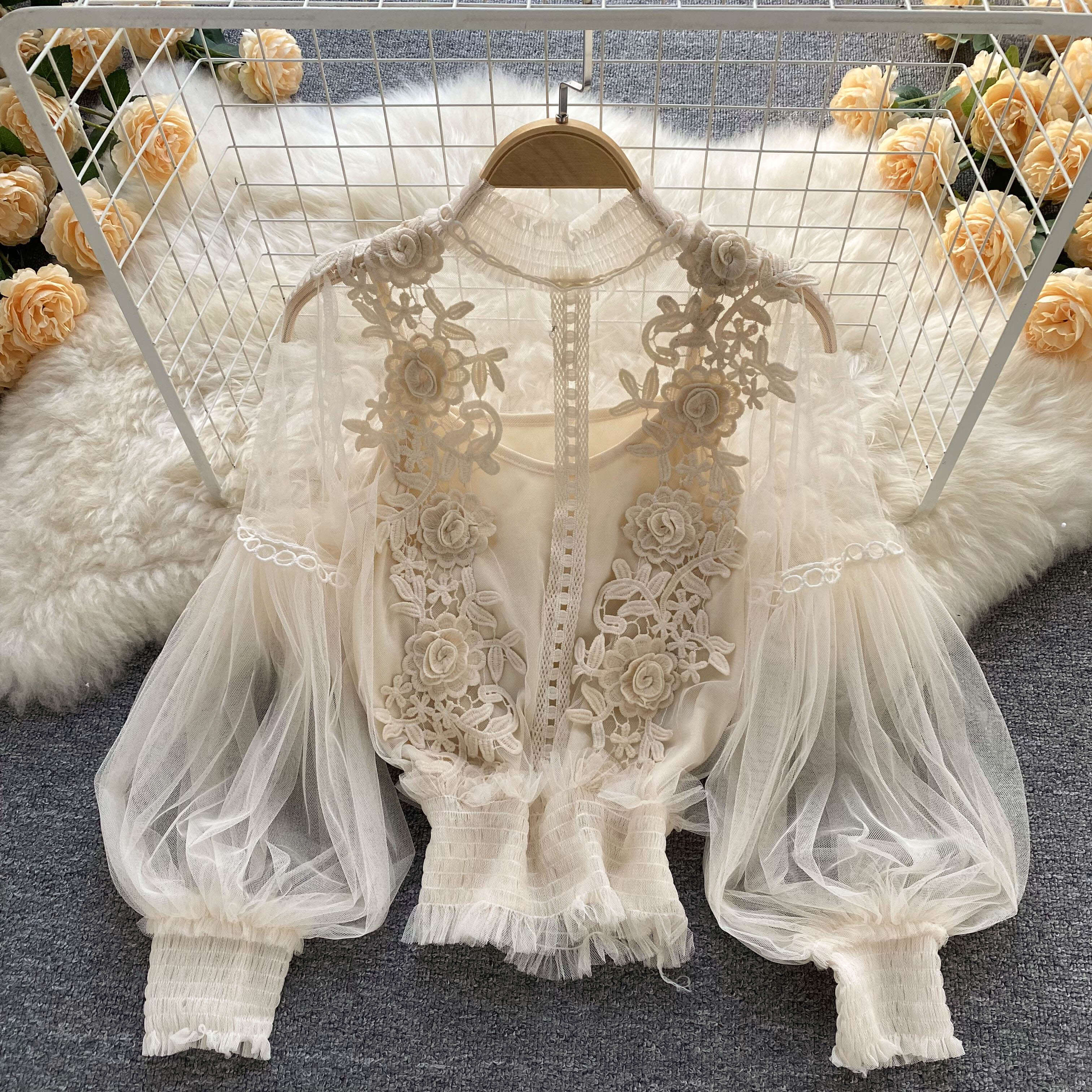 Blusa Feminina de Tule com Detalhes Bordados