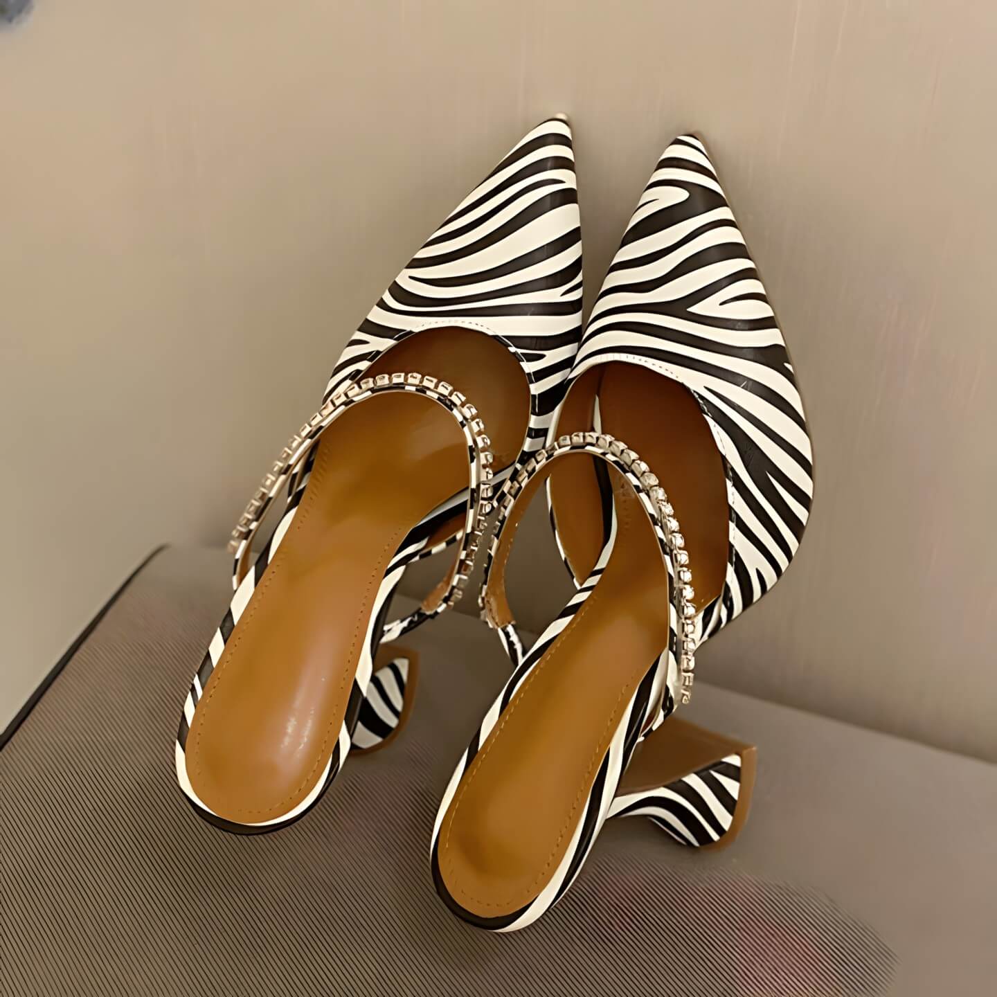 Scarpin Salto Taça Alto Preto e Branco 2